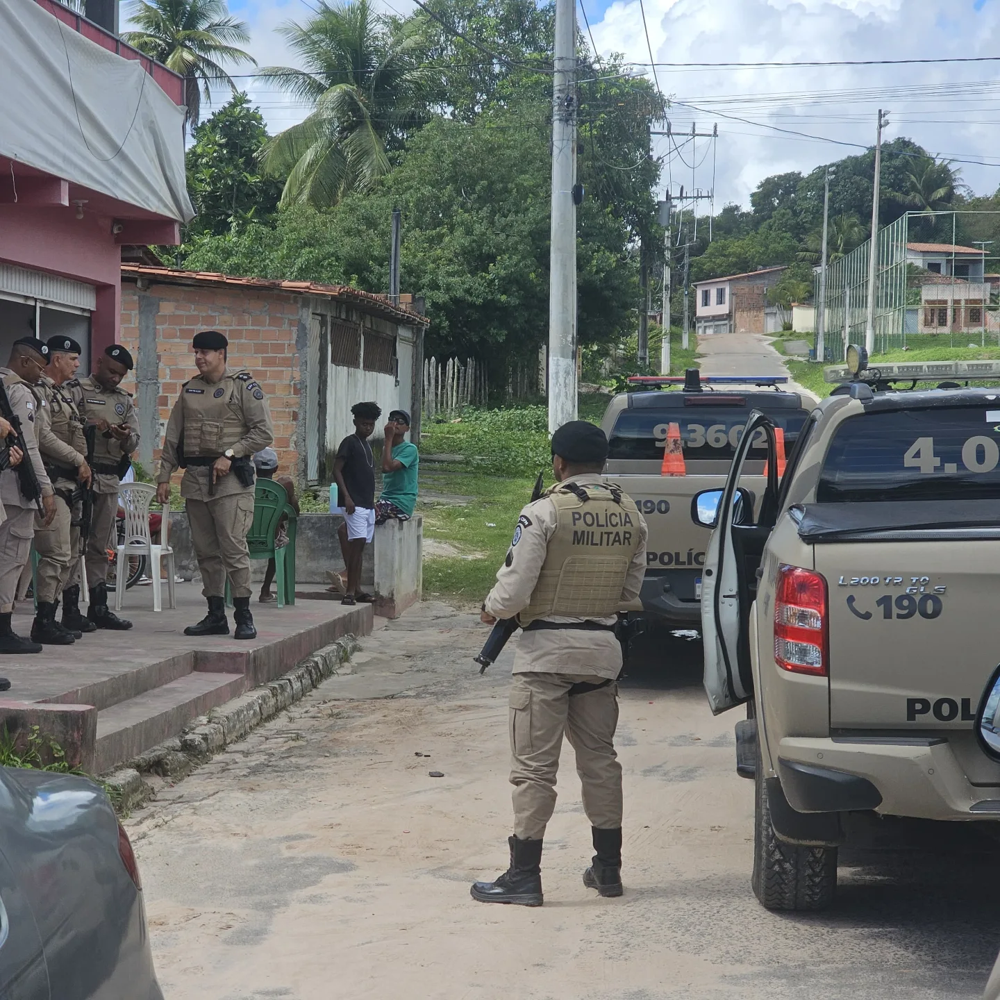 HOMEM DISPARA CONTRA PM AO SER ABORDADO E MORRE NO ENTRONCAMENTO DE DIAS D'ÁVILA